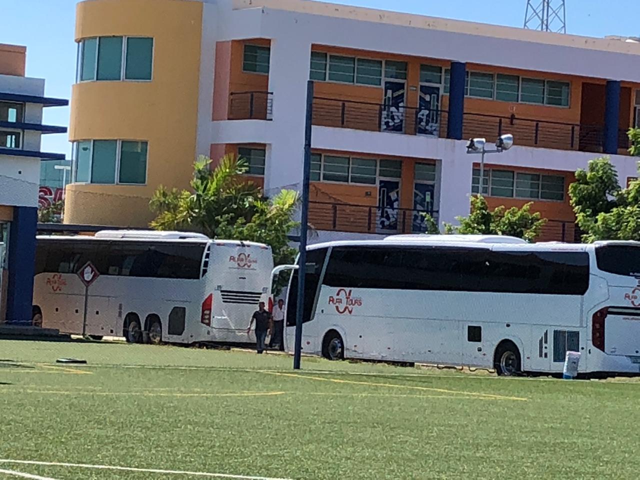 Autobuses Alfa Tours en un colegio